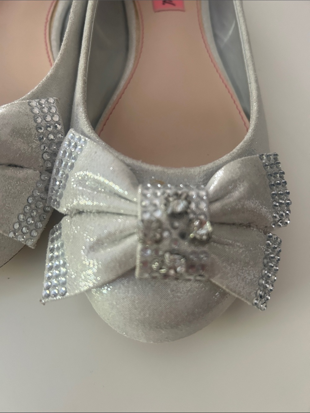 Betsey Johnson Silver Glitter Bow Flats with Crystal Accent - Size 5.5 - Picture 10 of 11